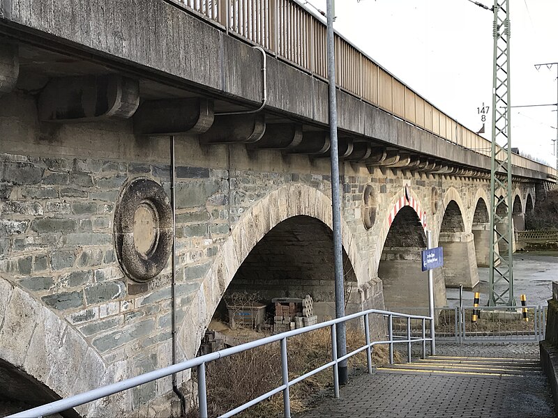 File:Eisenbahnbrücke Grobau.jpg