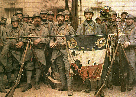 Tập tin:El 114 de infantería, en París, el 14 de julio de 1917, León Gimpel.jpg