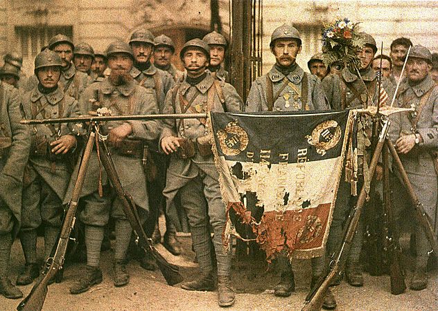 Francoska pehota z zastavo naslonjeno na svojih Lebelih (leto 1917)