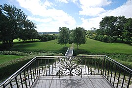 Hagen sett fra trappene fra hovedbygningen. De to keiserlindene midt i bildet ble plantet av dronningene Margrethe av Danmark og Sonja av Norge 29. juni 1999