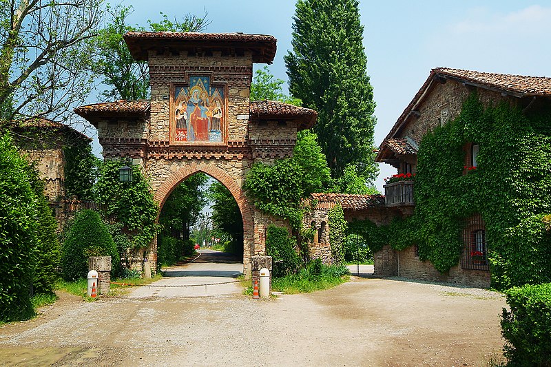 File:Entrata Borgo Medioevale di Grazzano Visconti - panoramio.jpg