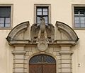 Entnazifizierter Reichsadler mit herausgemeißeltem Hakenkreuz über dem Eingang des Amtsgerichts Erlangen