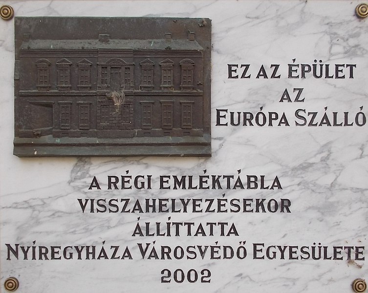 File:Európa Szálló emléktáblája (Kulcsár Írisz, 2002), 2017 Nyíregyháza.jpg