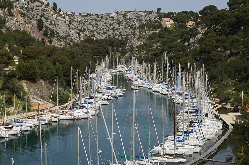 File:F13 cassis - calanque port pin.jpg