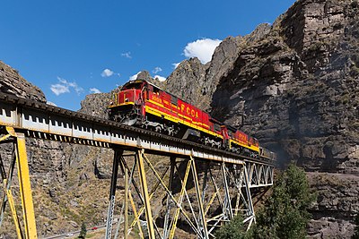 Dua buah lokomotif GE C30-7 melintas di atas jembatan baja antara Rio Blanco dan San Mateo, Peru.