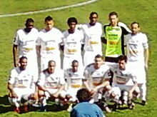 Les 11 joueurs du FC Mulhouse (6 debout et 5 accroupi) sur la pelouse