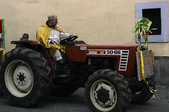 FIAT DT 50-66 tractor towing a carnival wagon