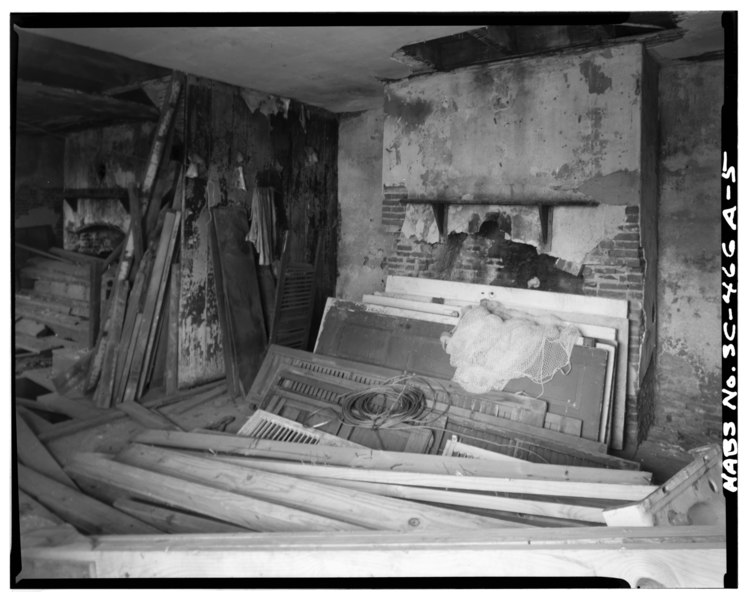 File:FIRST FLOOR- NORTH ROOM WITH FIREPLACE, LOOKING SOUTHEAST - John Robinson House, Kitchen Building, 10 Judith Street, Charleston, Charleston County, SC HABS SC,10-CHAR,296A-5.tif