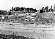 Skördevägen går vågrätt genom bildens mitt. I bakgrunden flerfamiljshusen vid Vibblaäng, byggnation av Lillängskolan (senare gymnasieskolan), 1967.