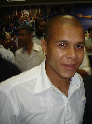 <span class="mw-page-title-main">Fernandinho (footballer, born April 1981)</span> Brazilian footballer