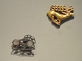 "Lentävä laukka".  Hirvi (yllä).  400-500 eaa  e.  Länsi-Aasia.  Kulta.  Pohjeluu makaavan peuran muodossa (alla).  Noin 400 jKr  e.  Koillis-Eurooppa.  Clevelandin taidemuseo.