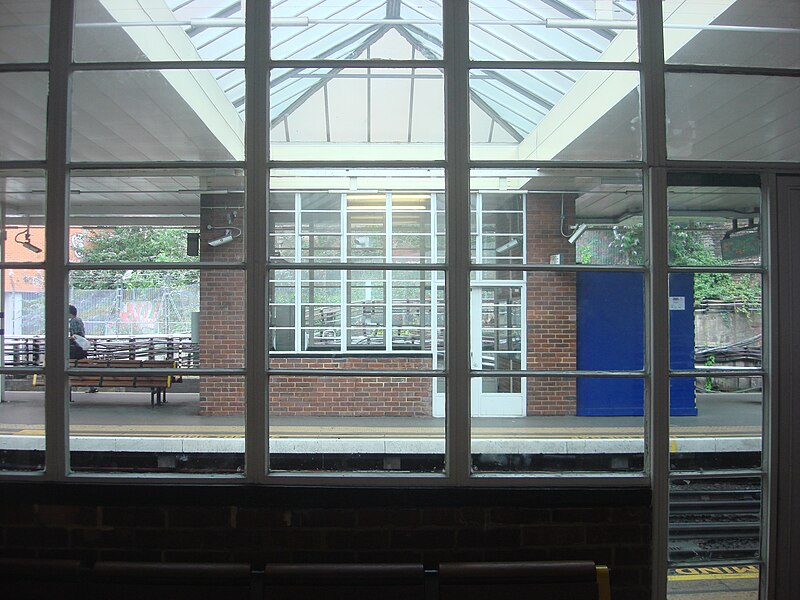 File:Finchley Road tube station 002.jpg