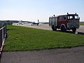 Links Betankungsanlage – Feuerwehrfahrzeug des Flugplatzes