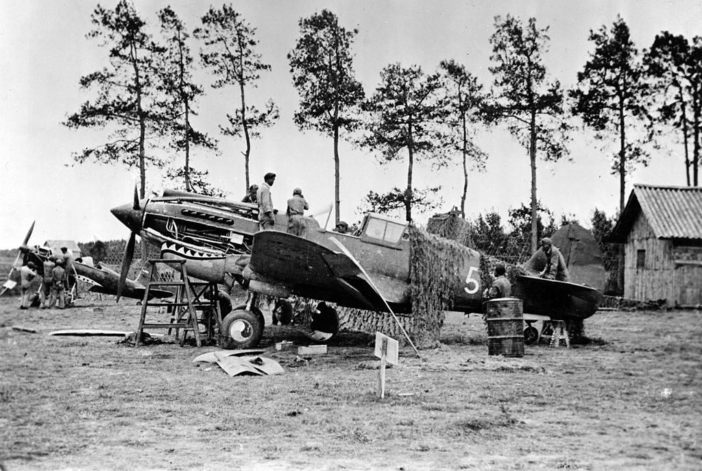 1024px-Flying_Tiger_P-40_Kunming.jpg