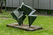 Die Skulptur "Formentfaltung" von Walter Schelenz steht in Freiburg in der Mozartstraße 58 vot dem Gebäude "Vermögen und Bau Baden-Württemberg, Amt Freiburg"