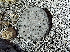 Fragment of cuneiform inscription of Urartian King Menua, Aghtamar Island, Lake Van - panoramio.jpg