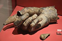 Fragments d'une statue monumentale en bronze du IIe siècle ap. J.-C. découverte à Forum Hadriani (musée de Voorburg).