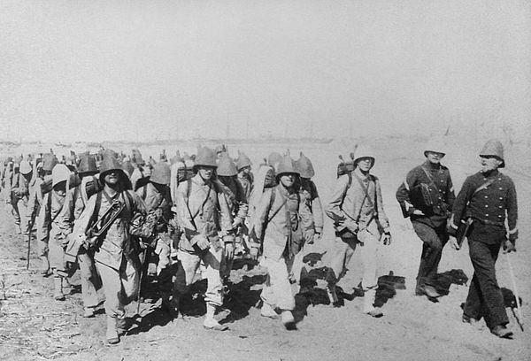 Landing of the 40th Battaillon de Chasseur à Pieds in Majunga, between 5 and 24 May 1895.