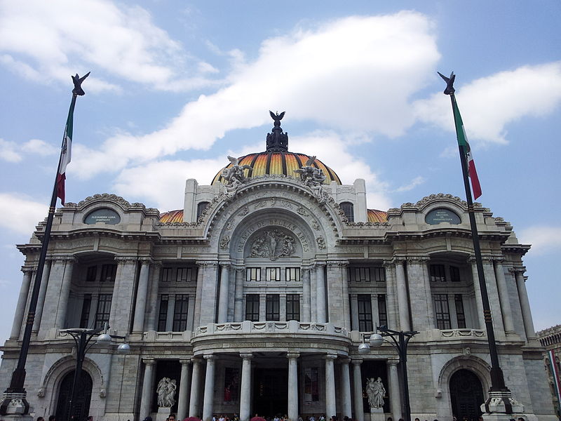 File:Frente al Palacio de Bellas Artes.jpg