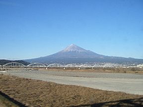 Tiltas per Fudži upę. Tolumoje matomas Fudži kalnas