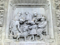 Bas-relief de la salle d'attente et du buffet des première et troisième classe dans une atmosphère retenue, sociologiquement marquée dès la façade.