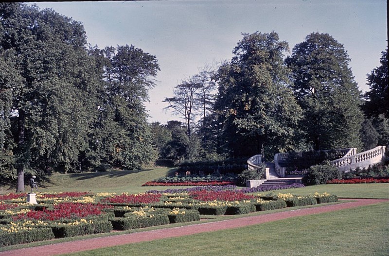 File:Geometrische tuin links achter huis - Wassenaar - 20363202 - RCE.jpg