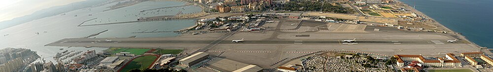 Imaxe compuesta: Un avión de Monarch Airlines desapegando del aeropuertu de Xibraltar (GIB/LXGB)