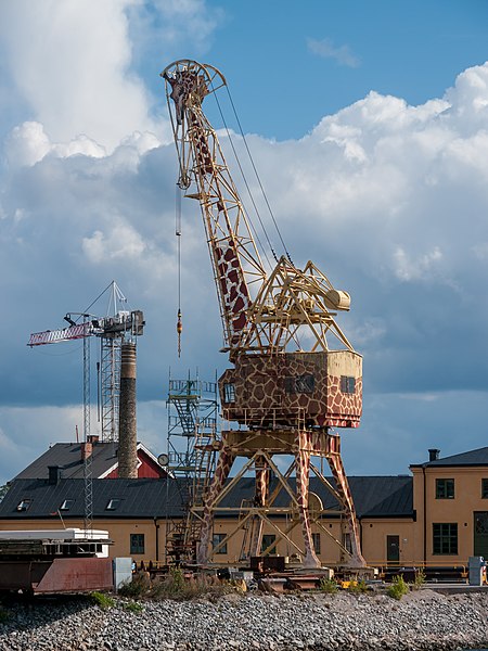 File:Giraffe crane, Stockholm ( 1090759).jpg