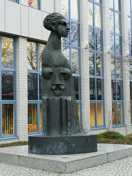 File:Goertz Skulptur 1995 Finanzamt.JPG