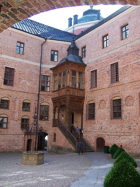 File:Gripsholm innerer Schlosshof.jpg