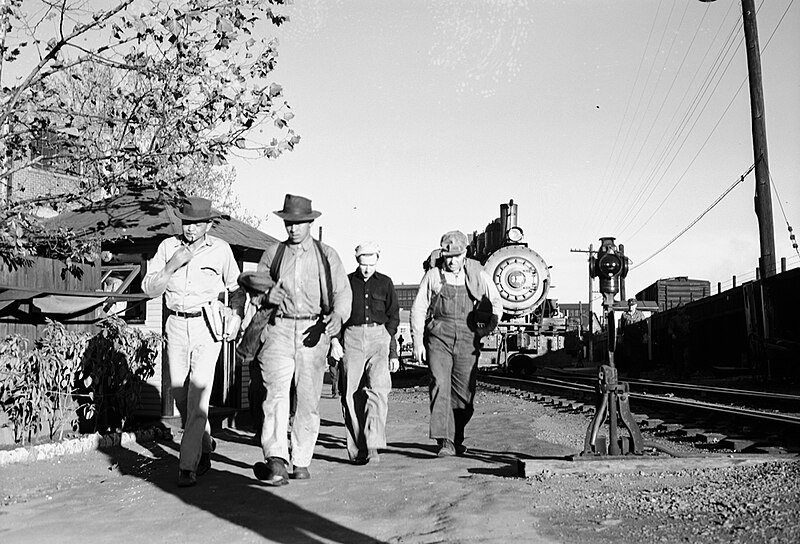 File:Group of Railroad Workers, Locomotive 317, Texas and Pacific Railway Company (16269828161).jpg