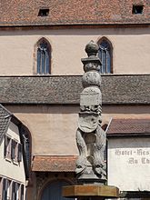 Colonne d'une fontaine renaissance (1536), place de la Liberté