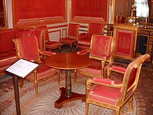 Room at the Fontainebleau where the Treaty was signed Gueridon fontainebleau.JPG