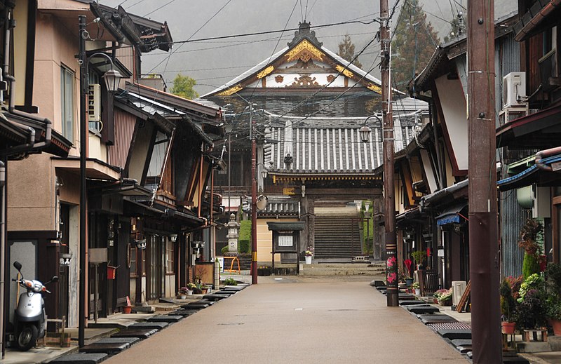 File:Gujo-shi Gujo-hachiman kitamachi, Gifu, castle town.JPG