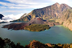 Blick auf Barujari in der Mitte des Sees, der vom Berg Rinjani dominiert wird.