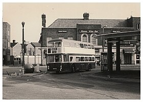 Guy Wulfrunian, Wakefield Otobüs Terminali'ne varıyor.jpg