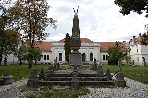 Gyulafehérvár, az 1866. évi Custozzai csata emlékére állított obeliszk, a háttérben a Tiszti kaszinó épülete - panoramio