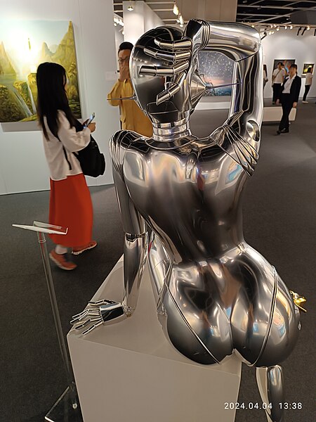 File:HK 灣仔北 Wan Chai North 香港會展 HKCEC 蘇富比 Sotheby's Auction preview Hajime Sorayama Sexy Robot standing model B silver female body April 2024 R12S 209.jpg