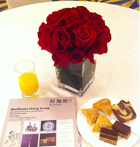 File:HK Admiralty Island Shangri-La Hotel interior Nov-2013 邦瀚斯 Bonhams Auction afternoon tea time foods 叉燒酥 Cha siu pastry n red roses.jpg