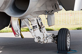 English: Main landing gear of an F/A-18C Hornet (reg. HN-441) of the Finnish Air Foce at ILA Berlin Air Show 2012. Deutsch: Hauptfahrwerk einer F/A-18C Hornet (Reg. HN-441) der finnischen Luftwaffe auf der ILA Berlin Air Show 2012.