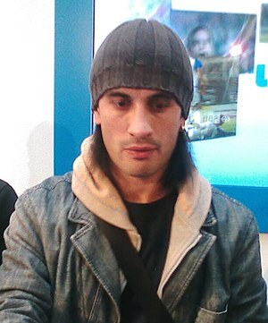 Hakan Yakin - Gare de Berne le 16-11-2006 (cropped).jpg