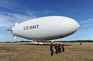 Os manipuladores se preparam para lançar o dirigível tripulado MZ-3A da Marinha dos EUA para um voo de orientação da Naval Air Station Patuxent River, Md., Em 131106-N-PO203-532.jpg