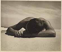 Harold Salvage sunbaking, Max Dupain ve Olive Cotton tarafından yazılan Culburra Sahilindeki Kamp gezilerinden 