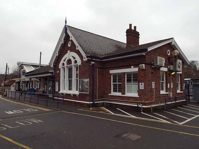 File:Harpenden station building.jpg