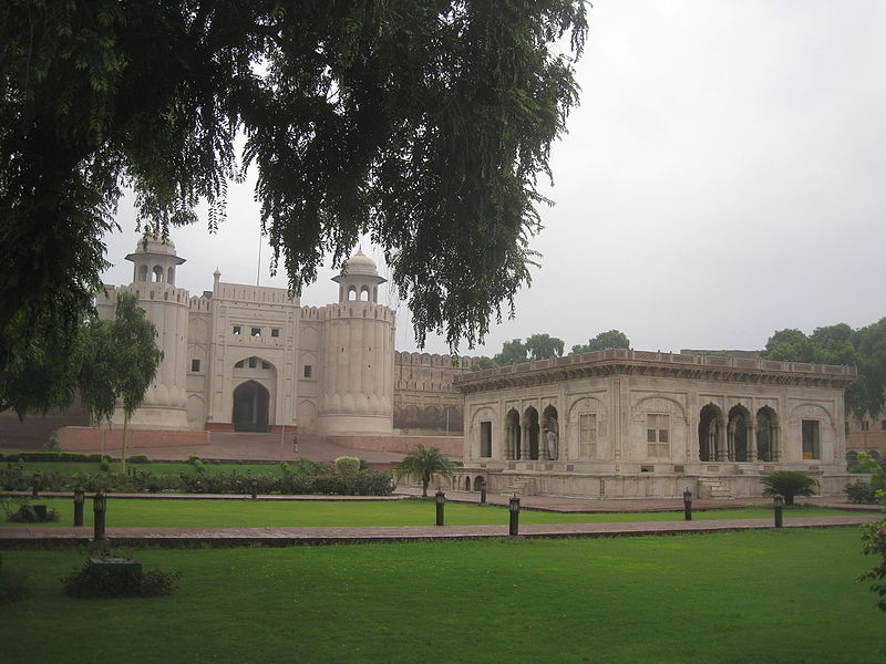 File:Hazuri Bagh close View.JPG