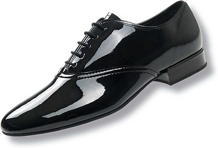 An Oxford shoe in patent leather worn with evening dress or dinner dress