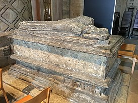 Сильно поврежденное надгробье Ральфа Невилла, 2-го барона Невилла из Рэби, и его жены Элис де Одли в Даремском соборе