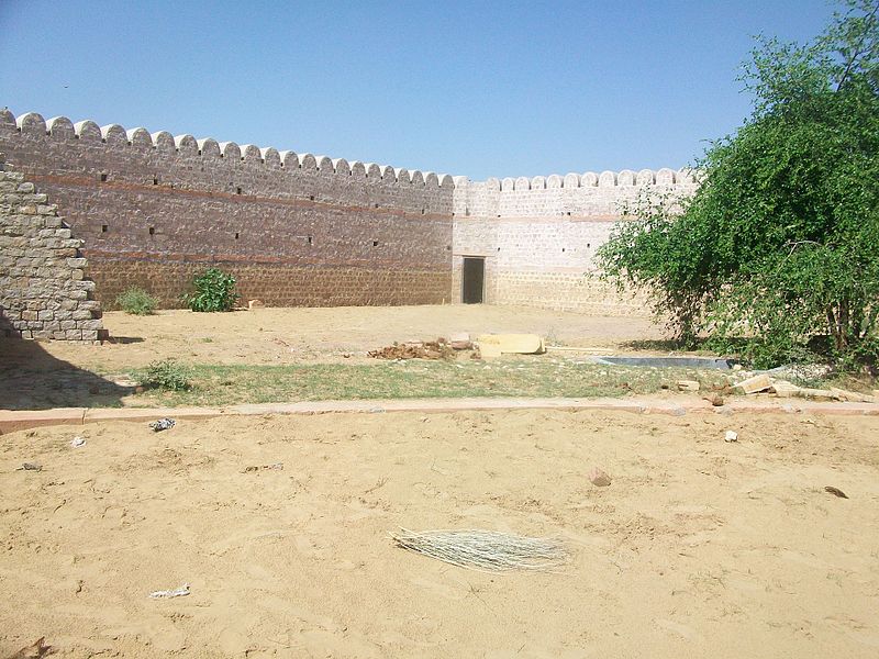 File:Hindu temple in Ridmalsar Purohitan, India 09.jpg