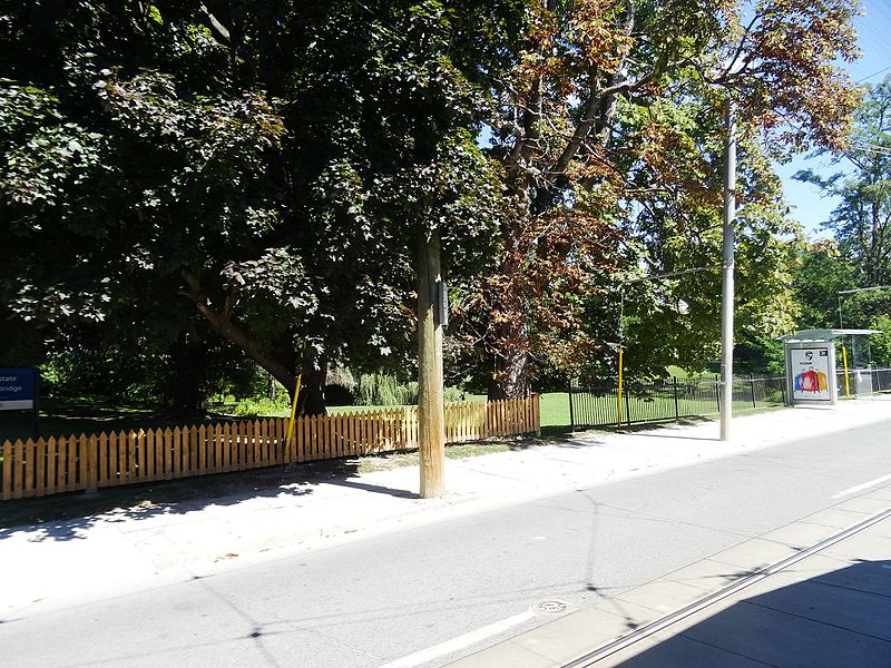 File:Historic Ashbridge's house and grounds, from the window of a 501 Queen streetcar, 2016 09 02 (10) (29220845400).jpg