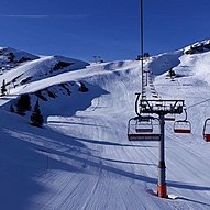 Bild aus einem Sessel der Hochalpbahn bei strahlendem Sonnenschein auf bestens präparierte Pisten